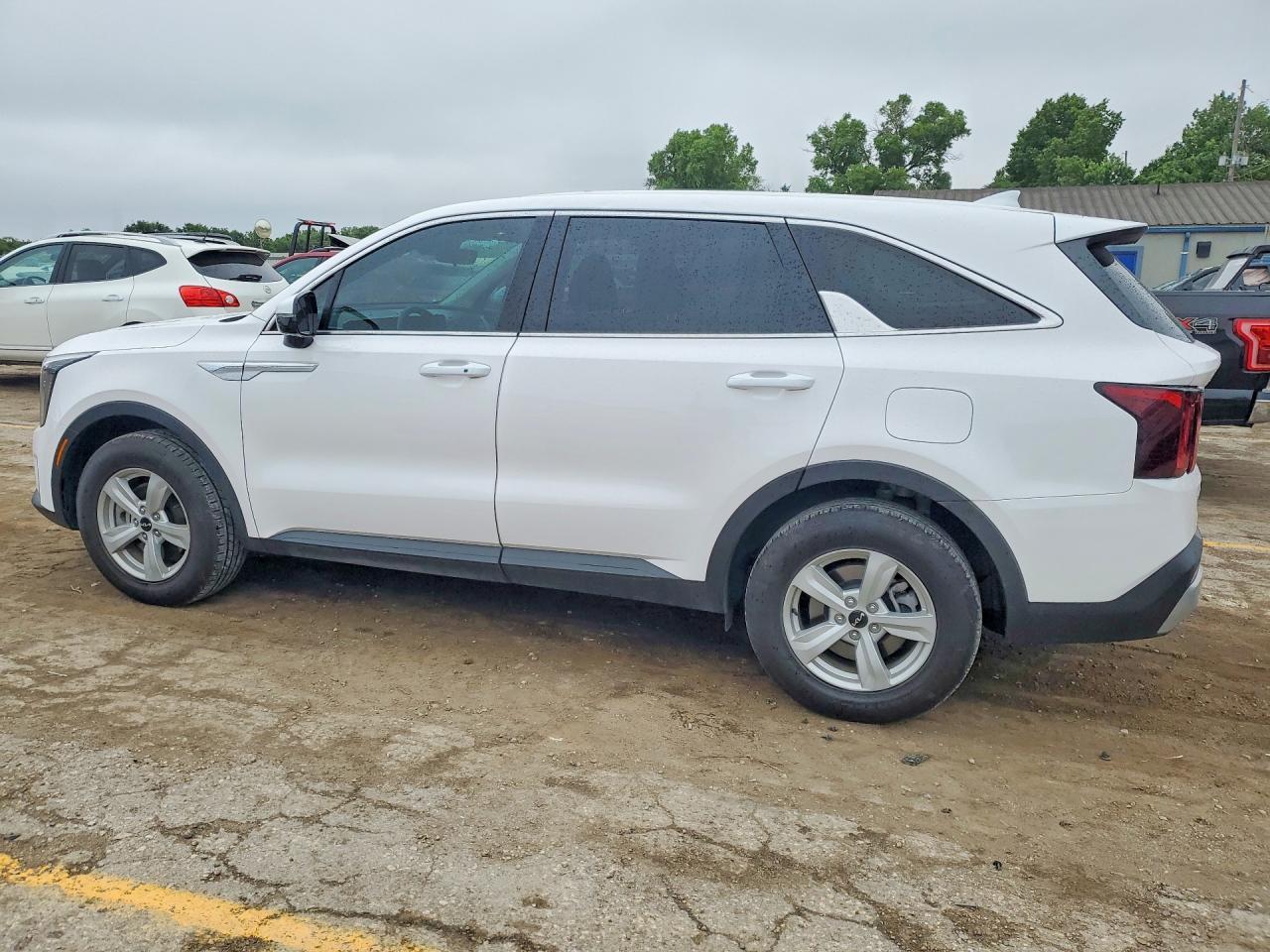 2024 Kia Sorento Lx - Image 2