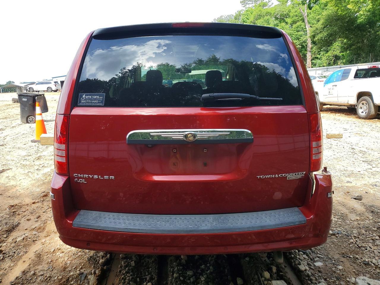 2010 Chrysler Town & Country Limited - Image 6