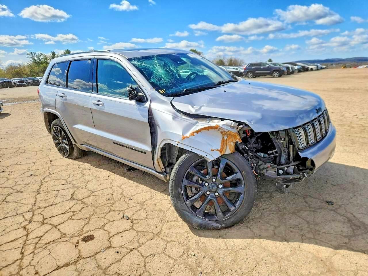 2020 Jeep Grand Cherokee Laredo - Image 4