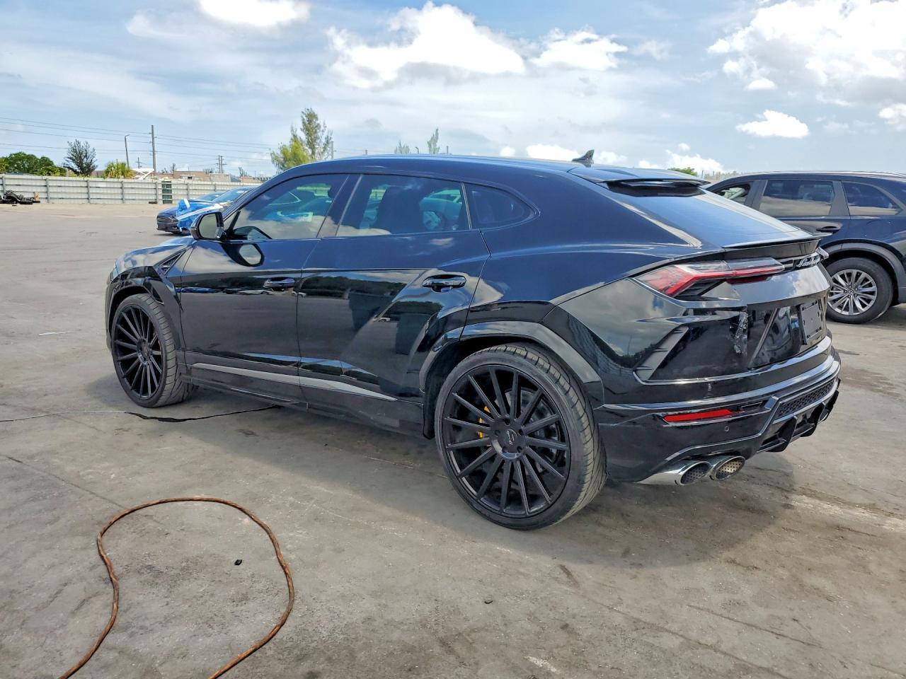 2020 Lamborghini Urus - Фото 2