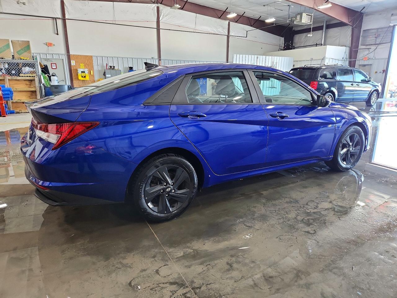 2023 Hyundai Elantra Blue - Фото 3