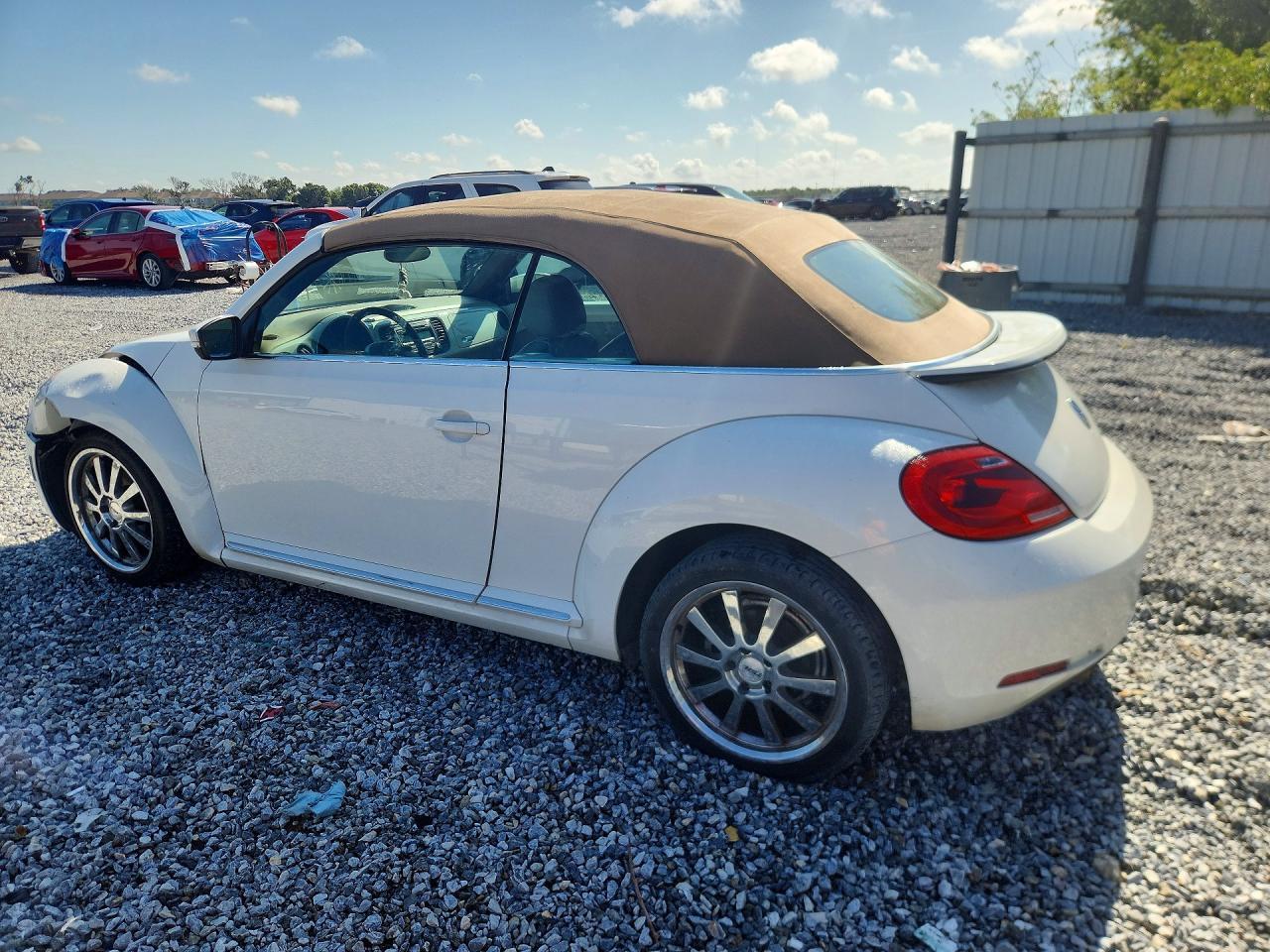 2013 Volkswagen Beetle - Фото 2