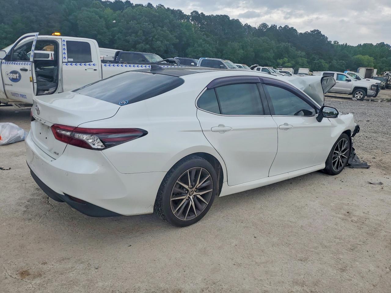 2021 Toyota Camry Xle - Image 3
