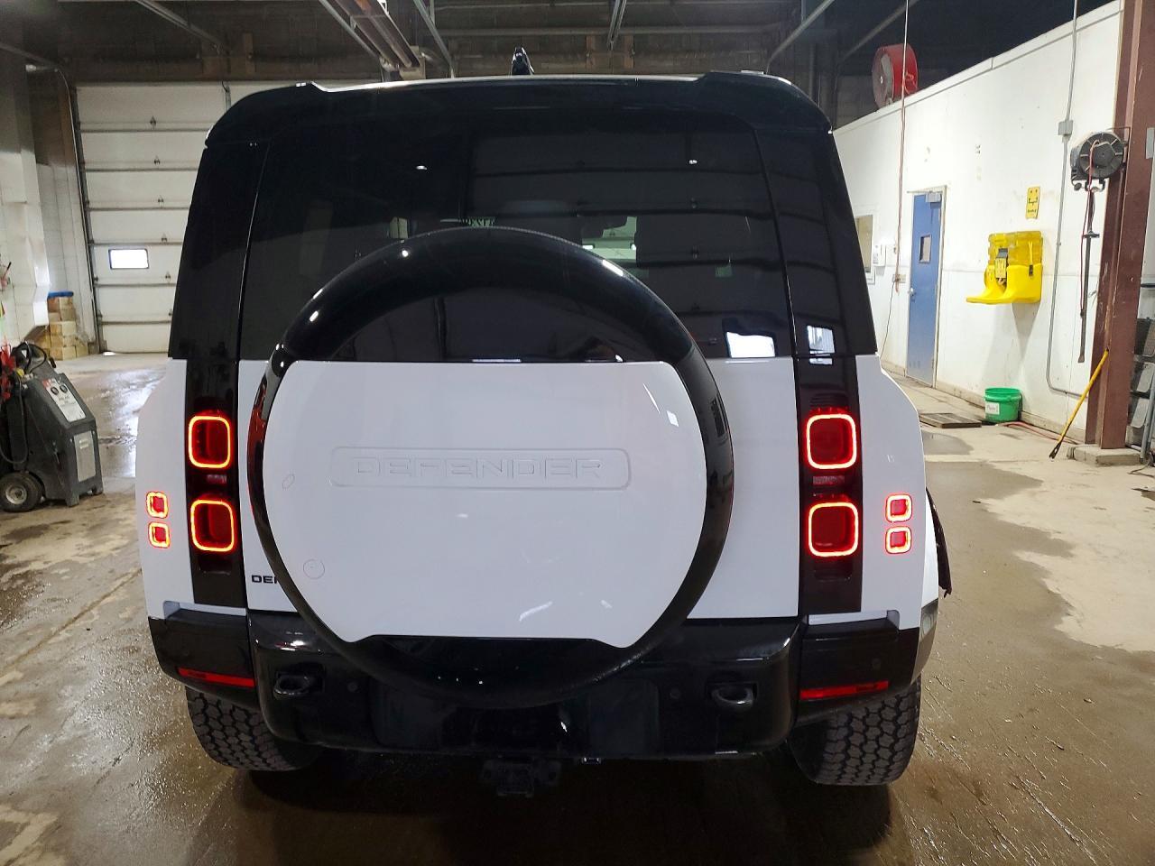 2025 Land Rover Defender 90 X-Dynamic Se - Image 6