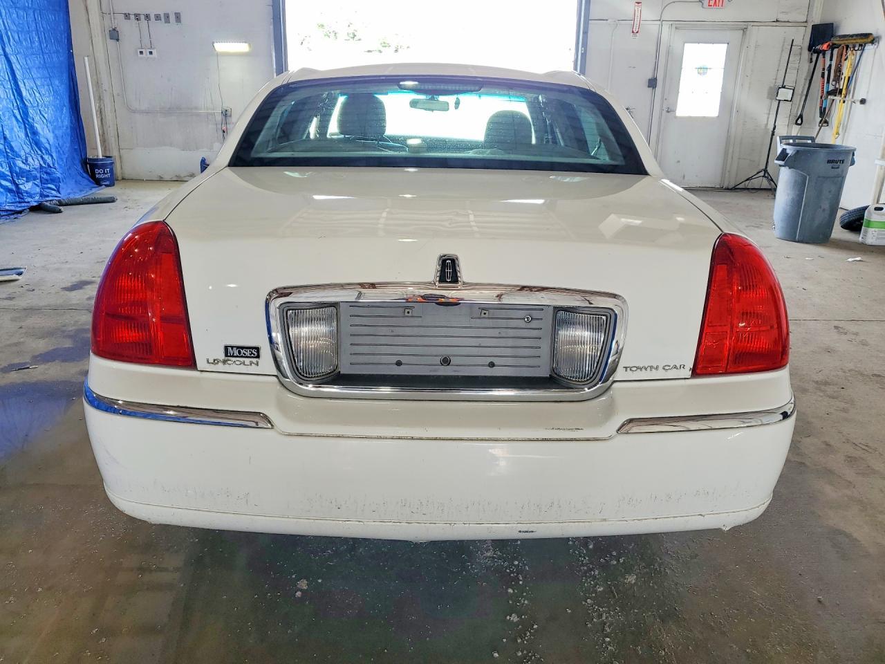 2006 Lincoln Town Car Signature Limited - Image 6