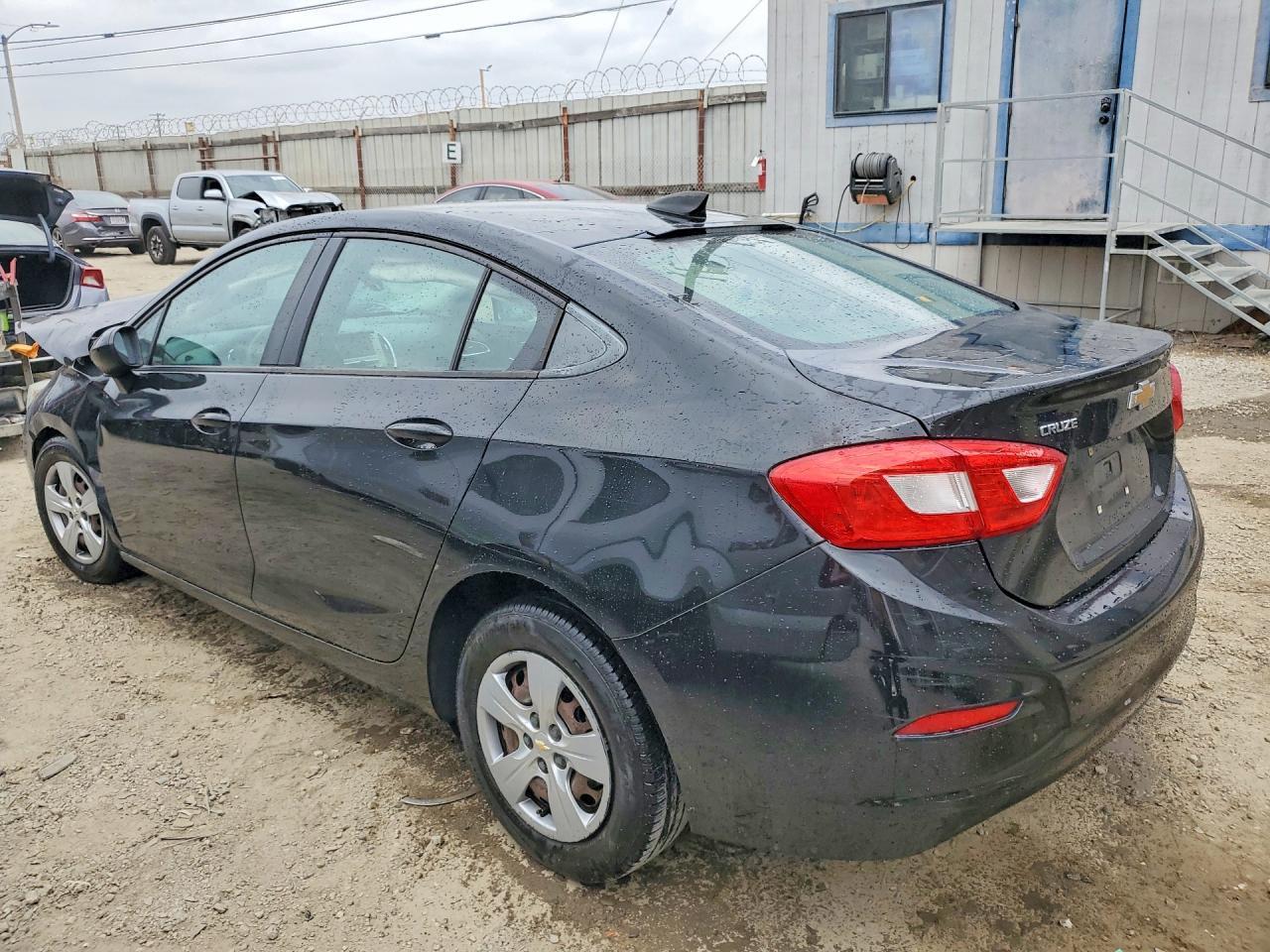 2017 Chevrolet Cruze Ls - Фото 2