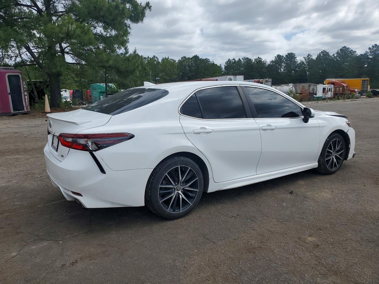 2021 Toyota Camry Se - Image 3