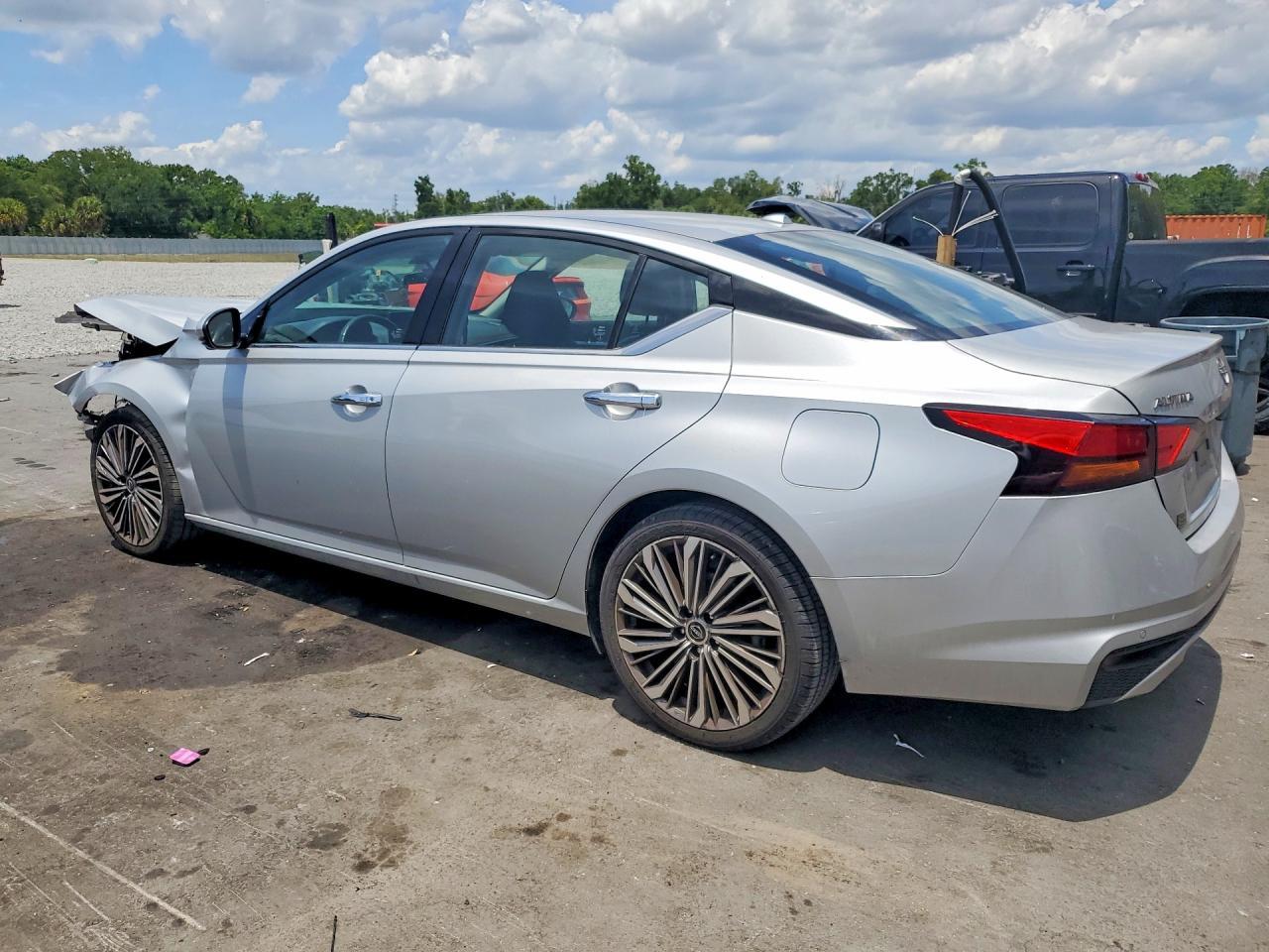 2023 Nissan Altima Sl - Image 2