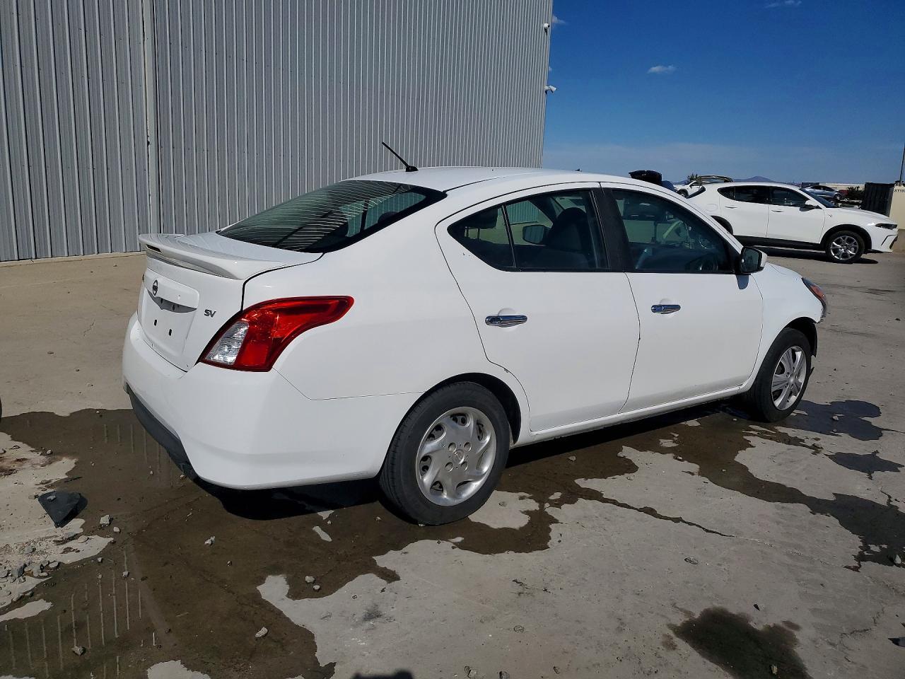 2018 Nissan Versa Sv - Image 3