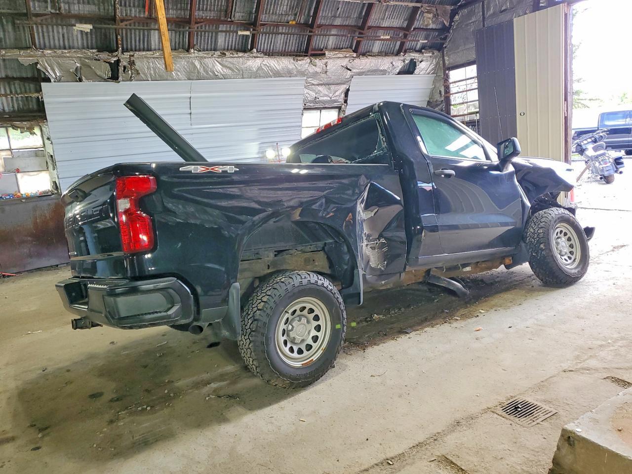 2022 Chevrolet Silverado K1500 - Фото 3