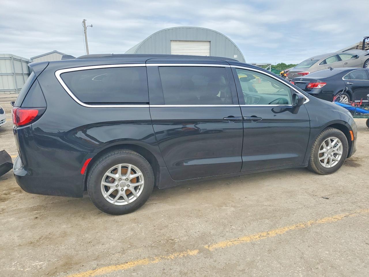 2020 Chrysler Voyager Lxi - Фото 3