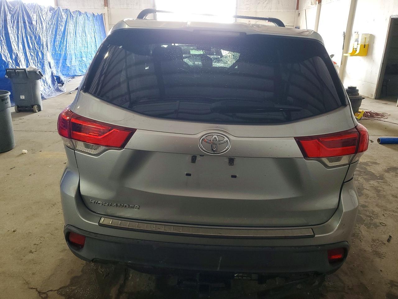 2017 Toyota Highlander Le - Image 6