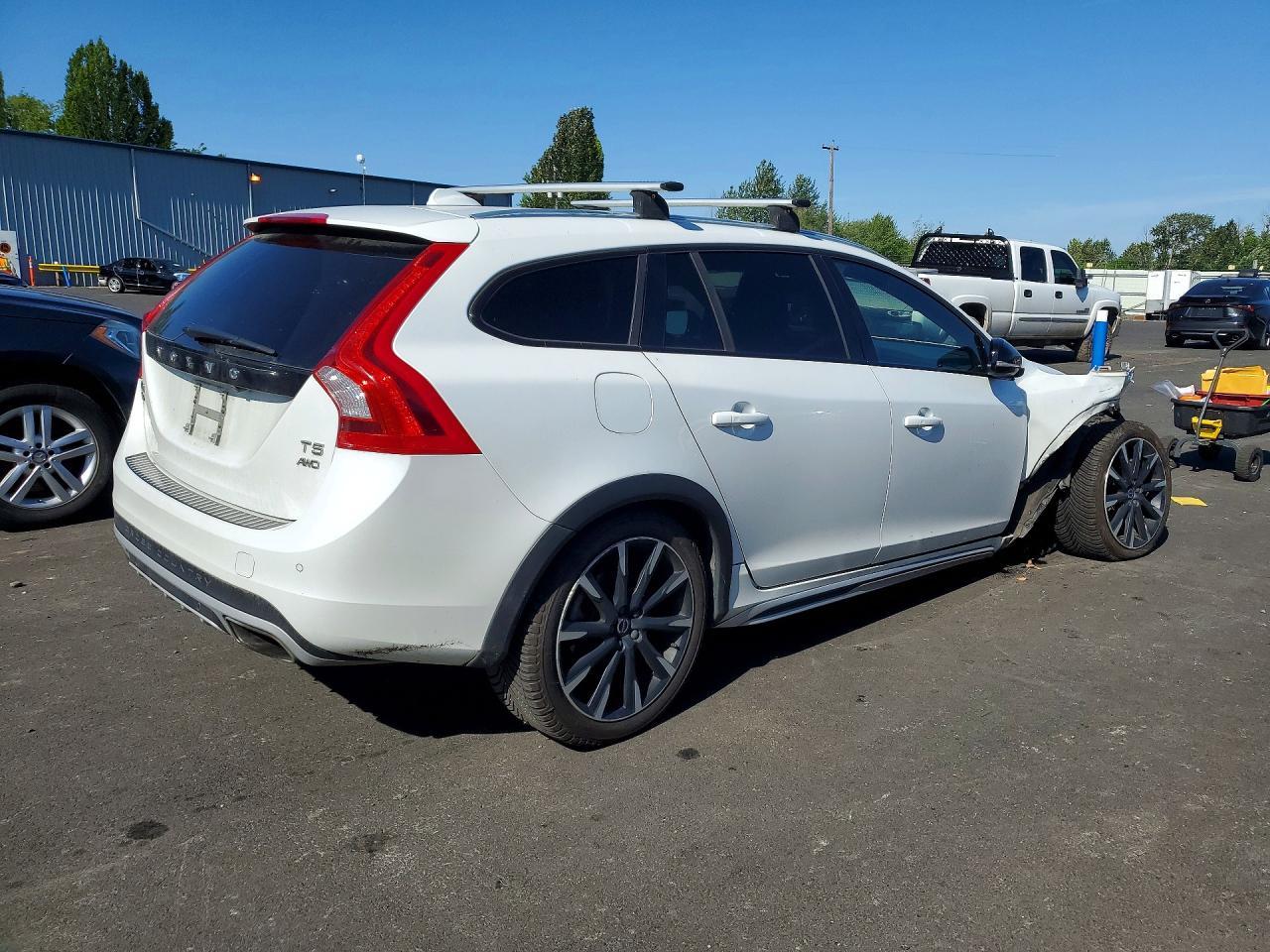 2017 Volvo V60 Cross Country Premier - Image 3