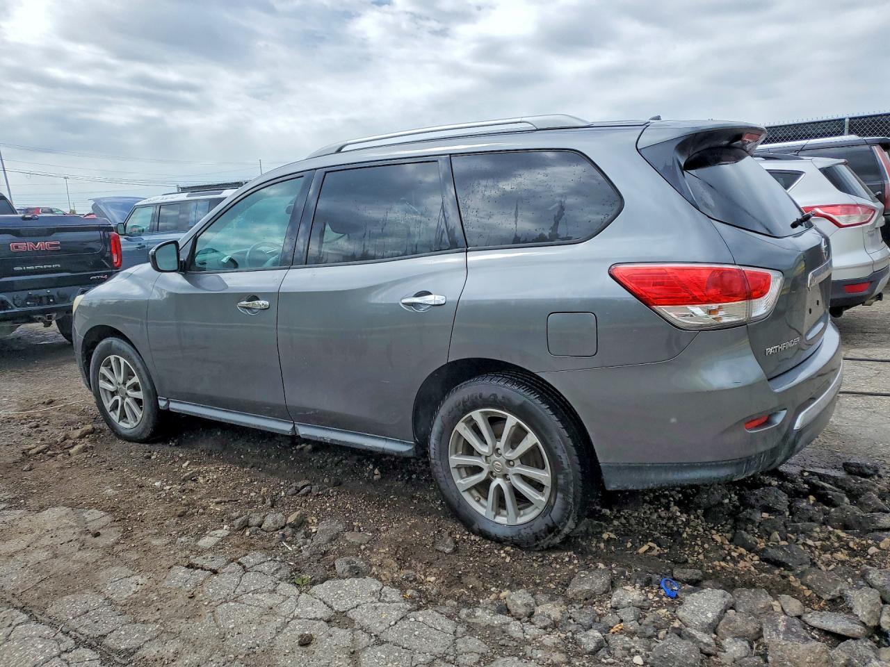 2016 Nissan Pathfinder S - Image 2