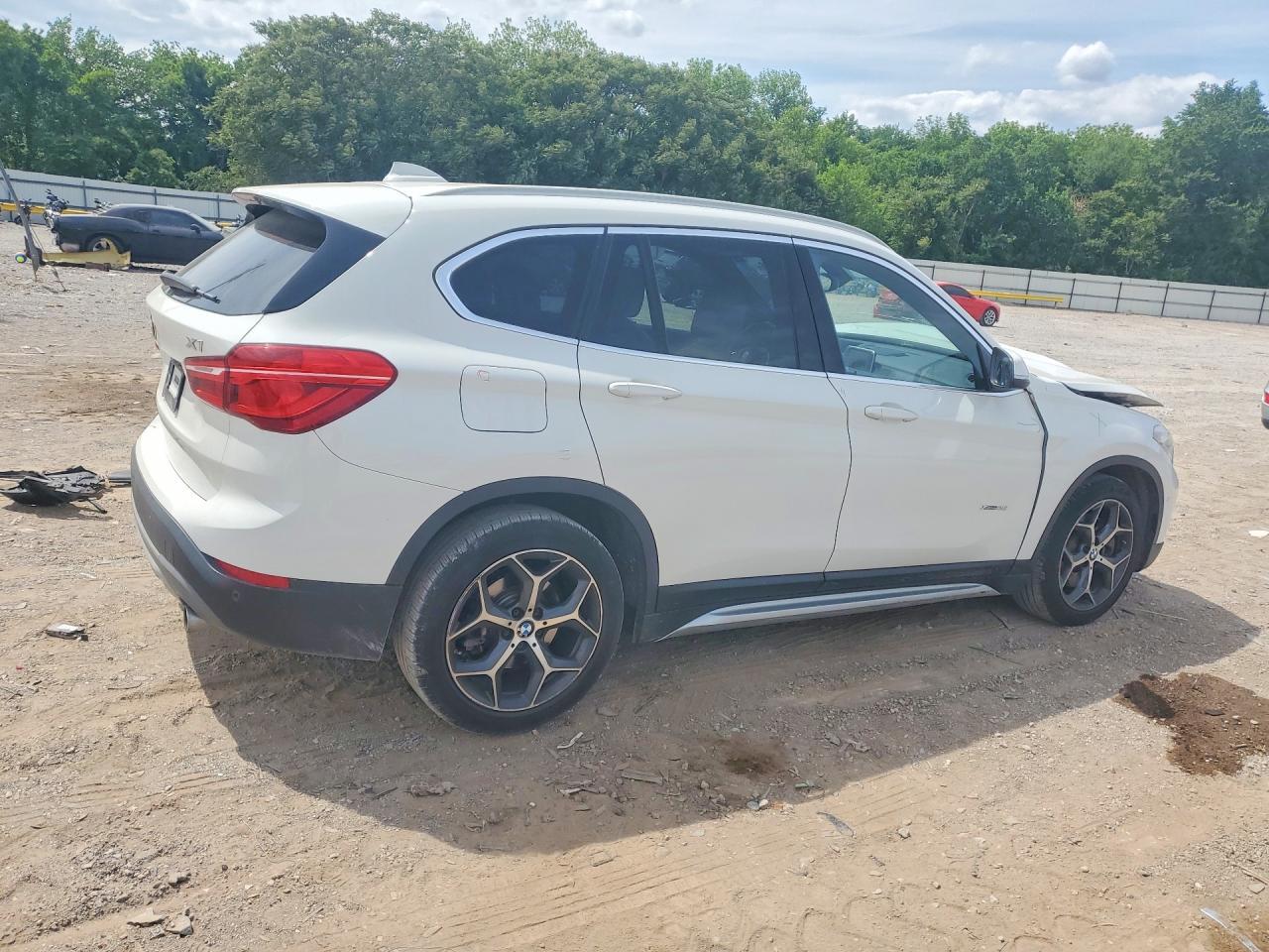2017 BMW X1 xDrive28I - Фото 3
