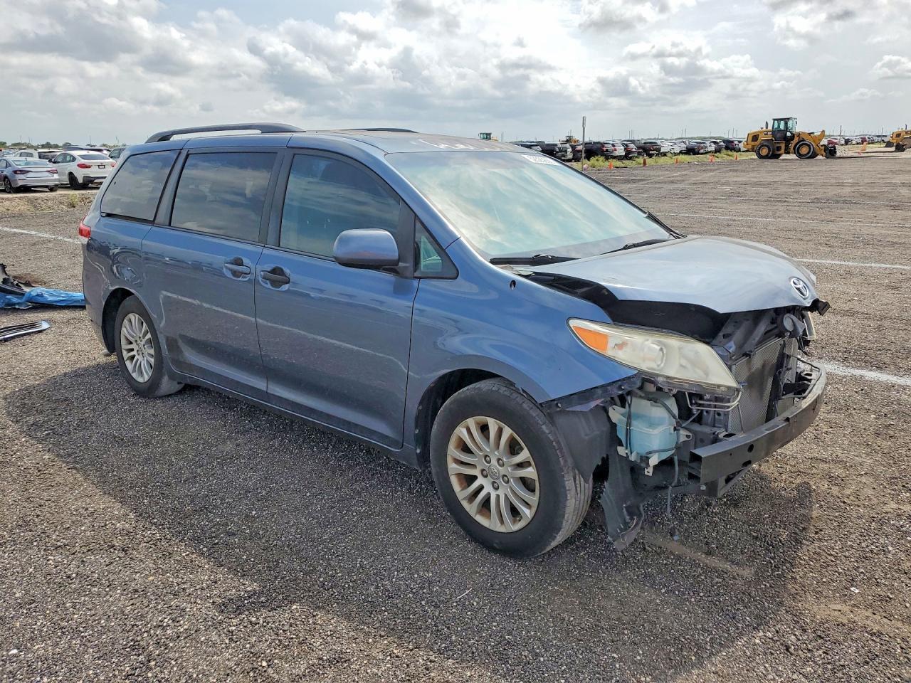 2014 Toyota Sienna Xle 8-Passenger - Image 4