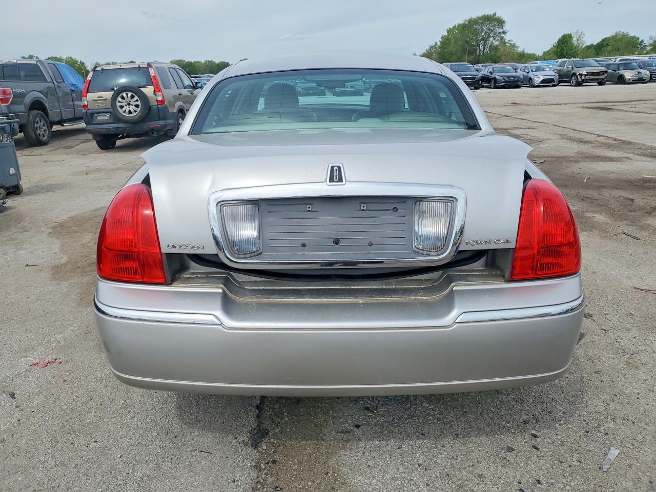 2003 Lincoln Town Car Executive - Image 6