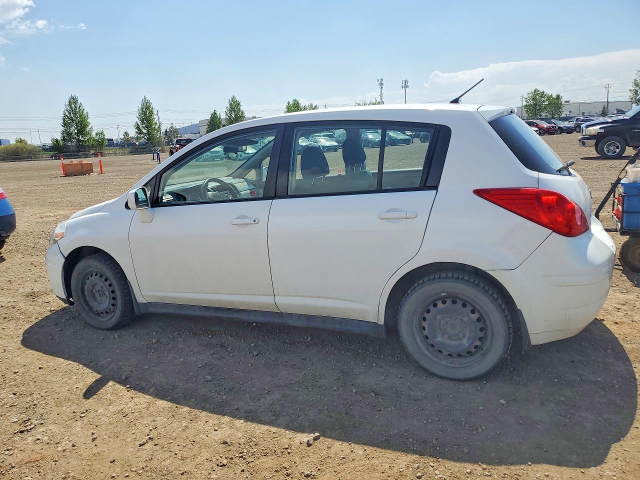 2011 Nissan Versa 1.8 S - Image 2