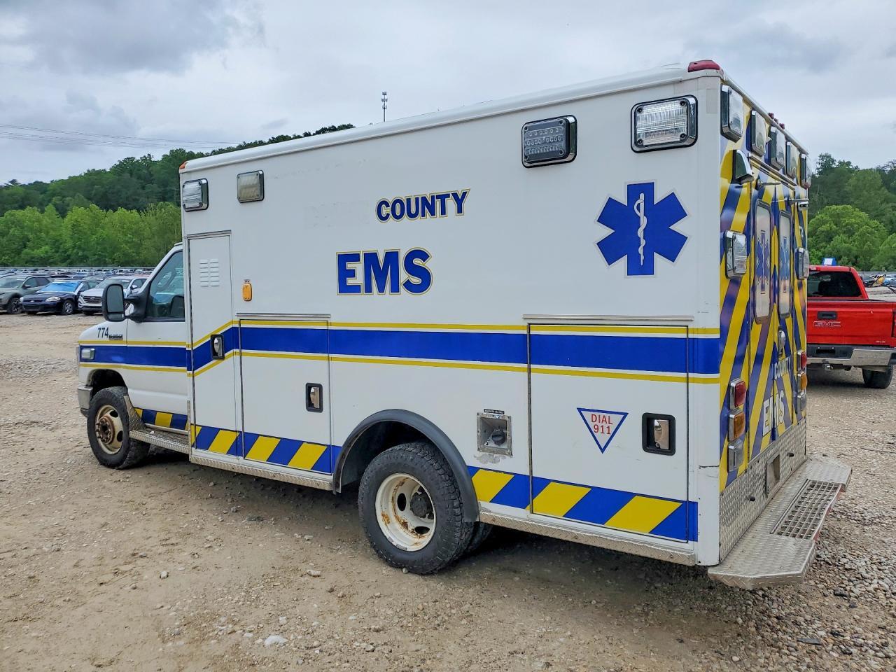 2018 Ford Econoline E350 Super Duty Cutaway Van - Фото 2