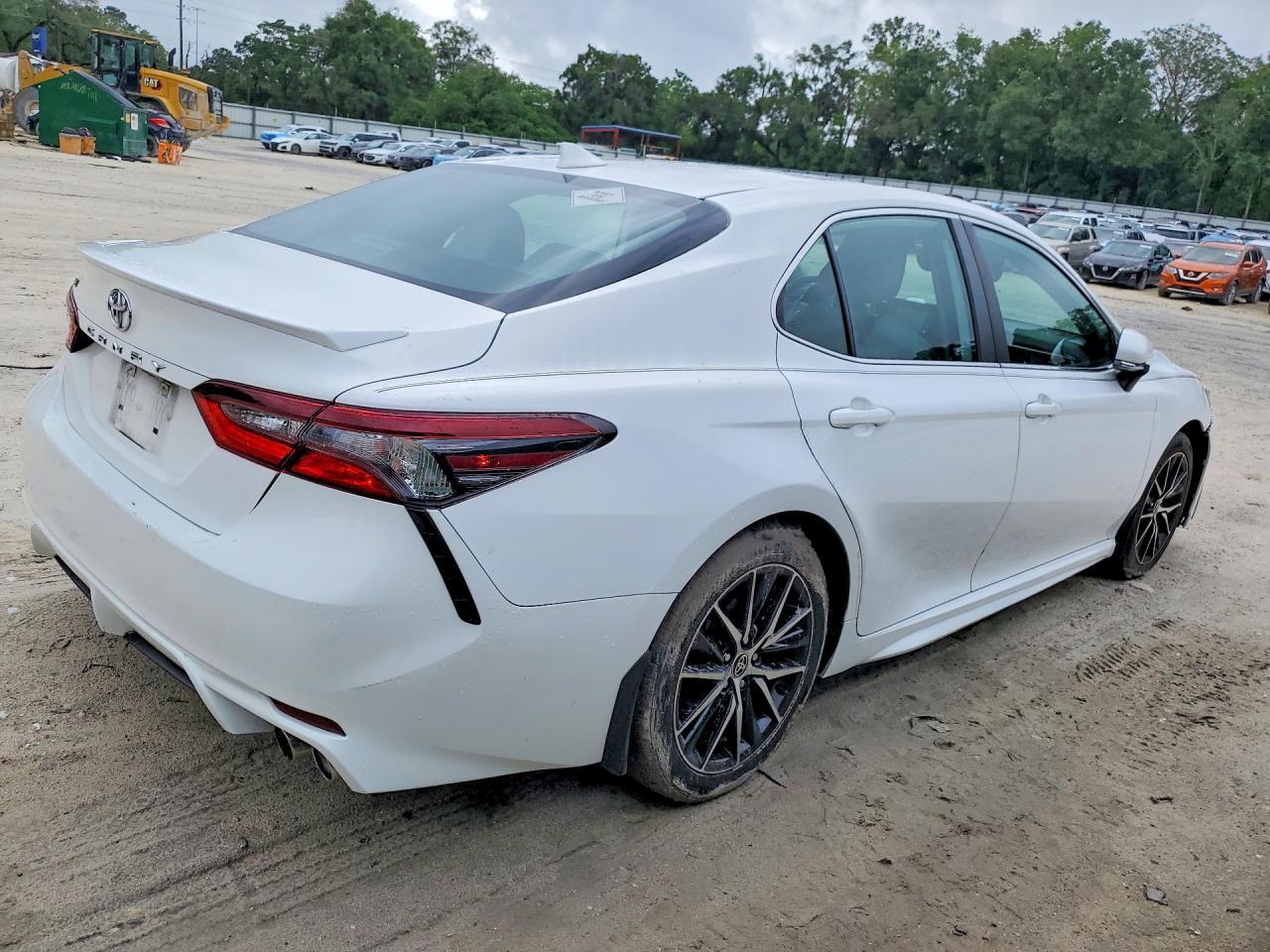 2021 Toyota Camry Se - Фото 3