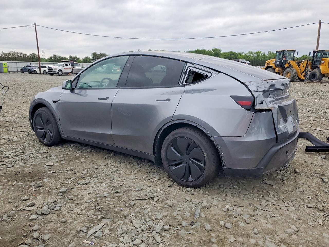 2026 Tesla Model Y - Image 2