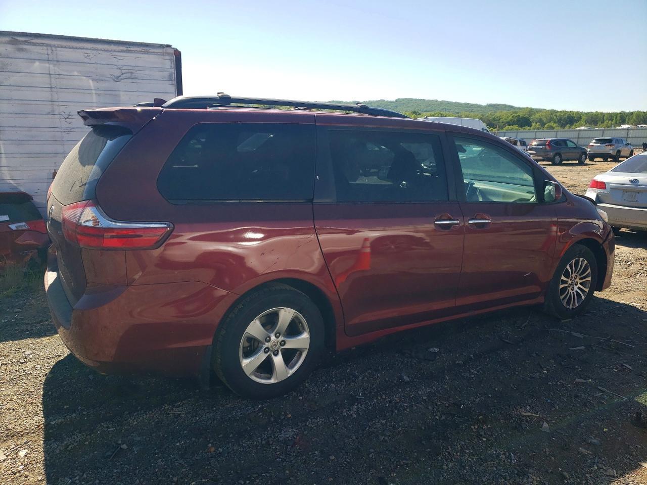 2019 Toyota Sienna Xle 8-Passenger - Image 3