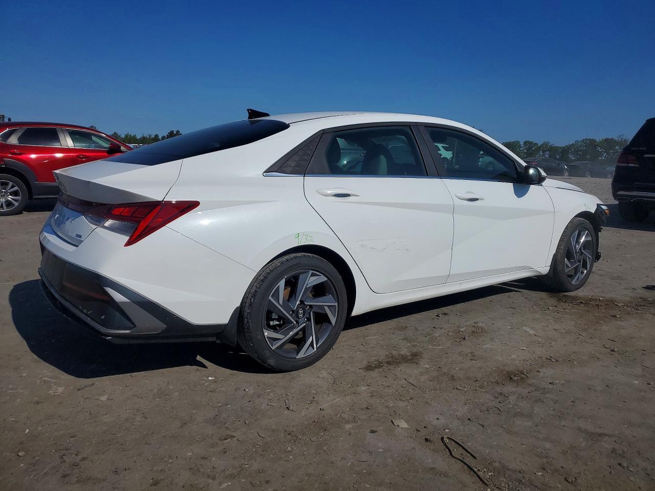 2025 Hyundai Elantra Limited - Фото 3