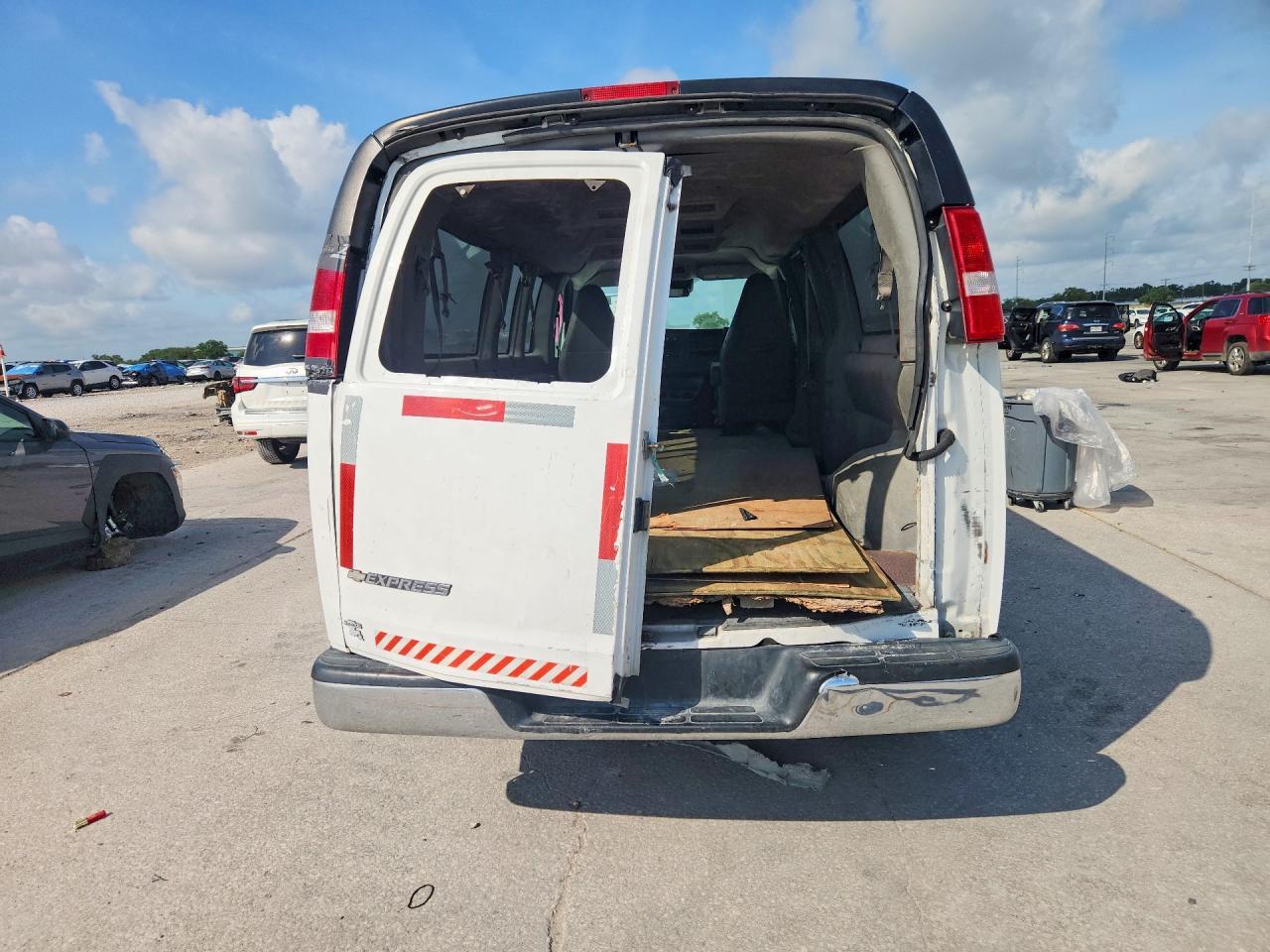 2020 Chevrolet Express Lt Ext - Image 6