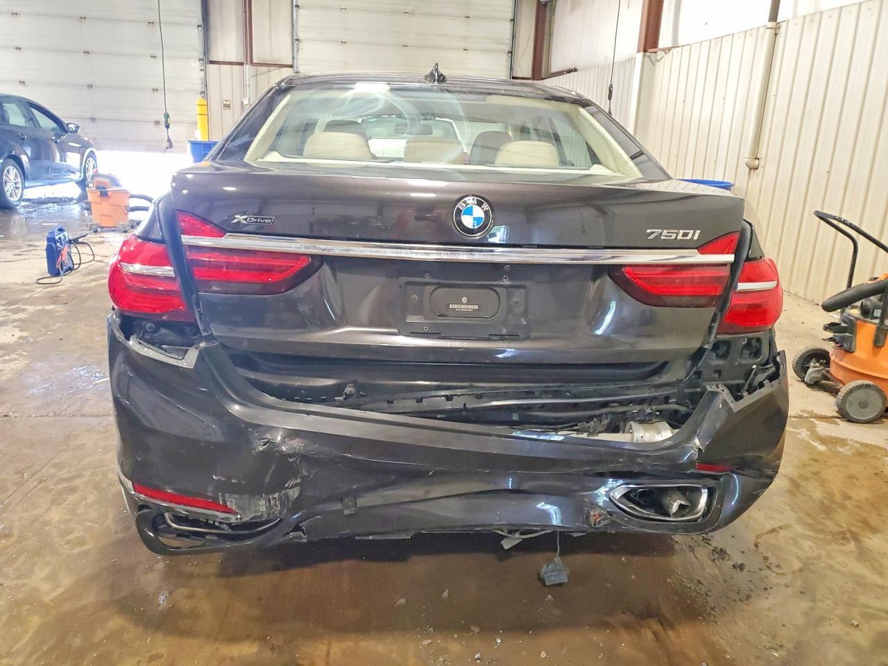 2016 BMW 750 Xi - Фото 6