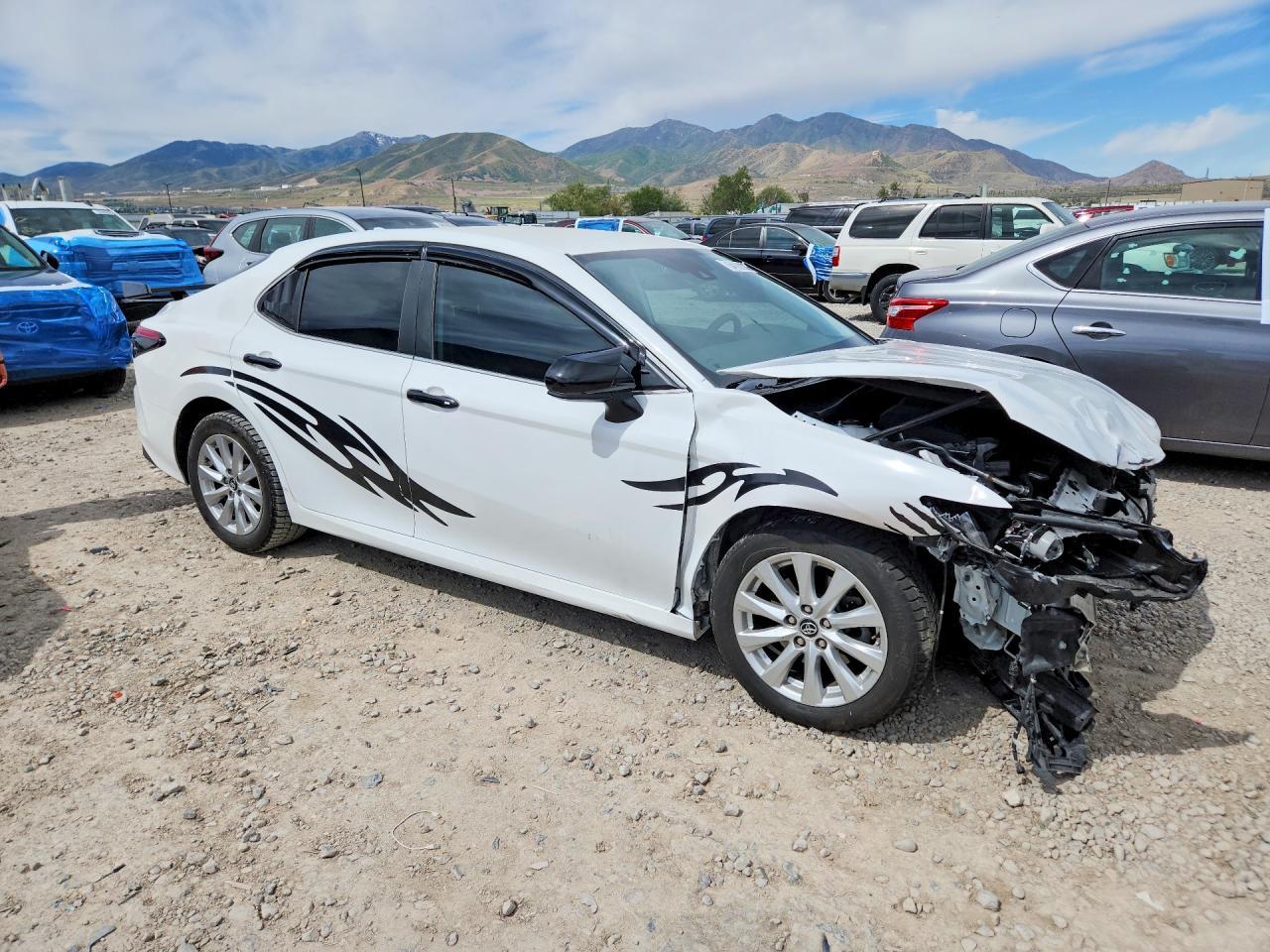 2020 Toyota Camry Le - Фото 4