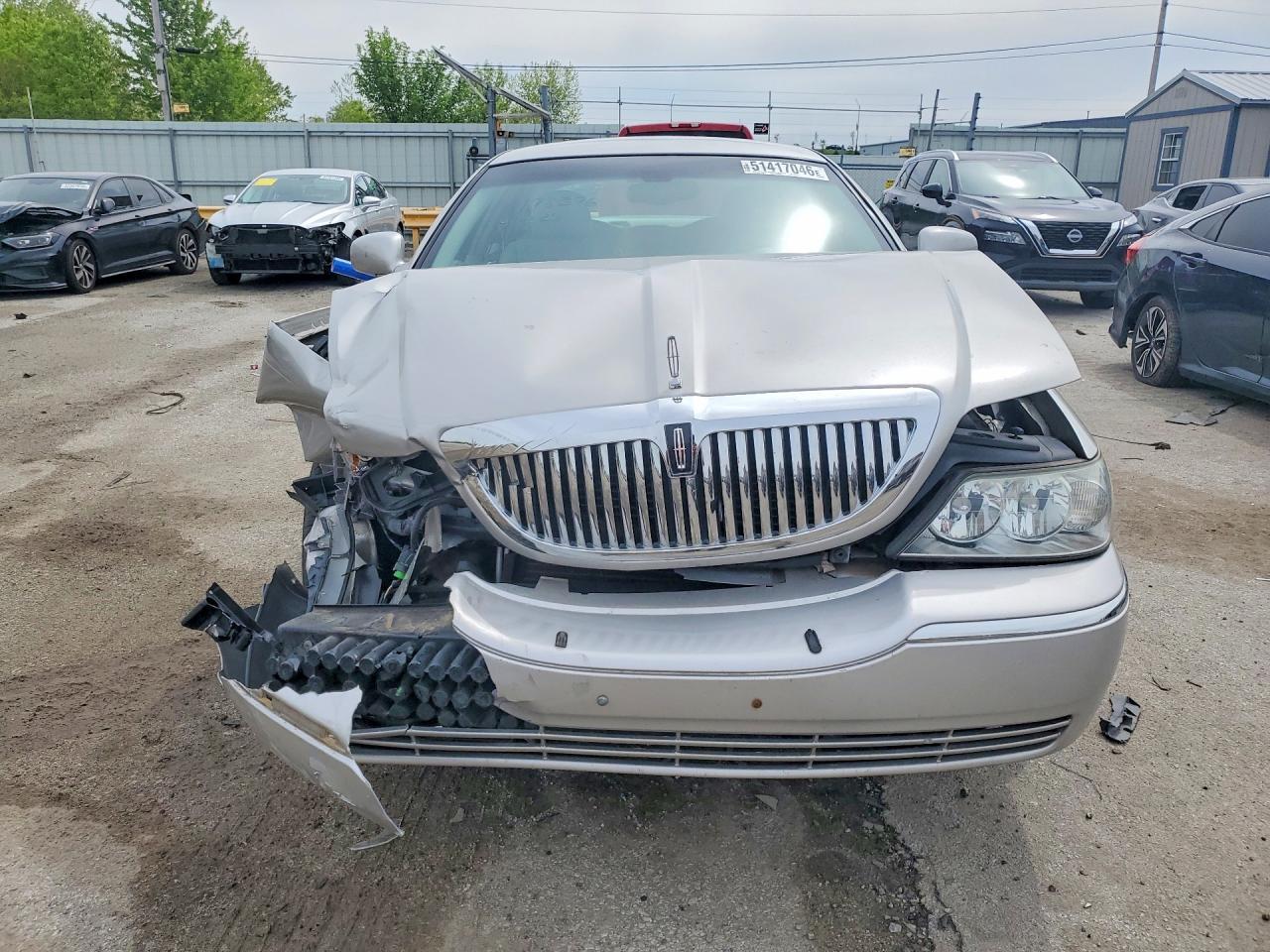 2003 Lincoln Town Car Executive - Image 5