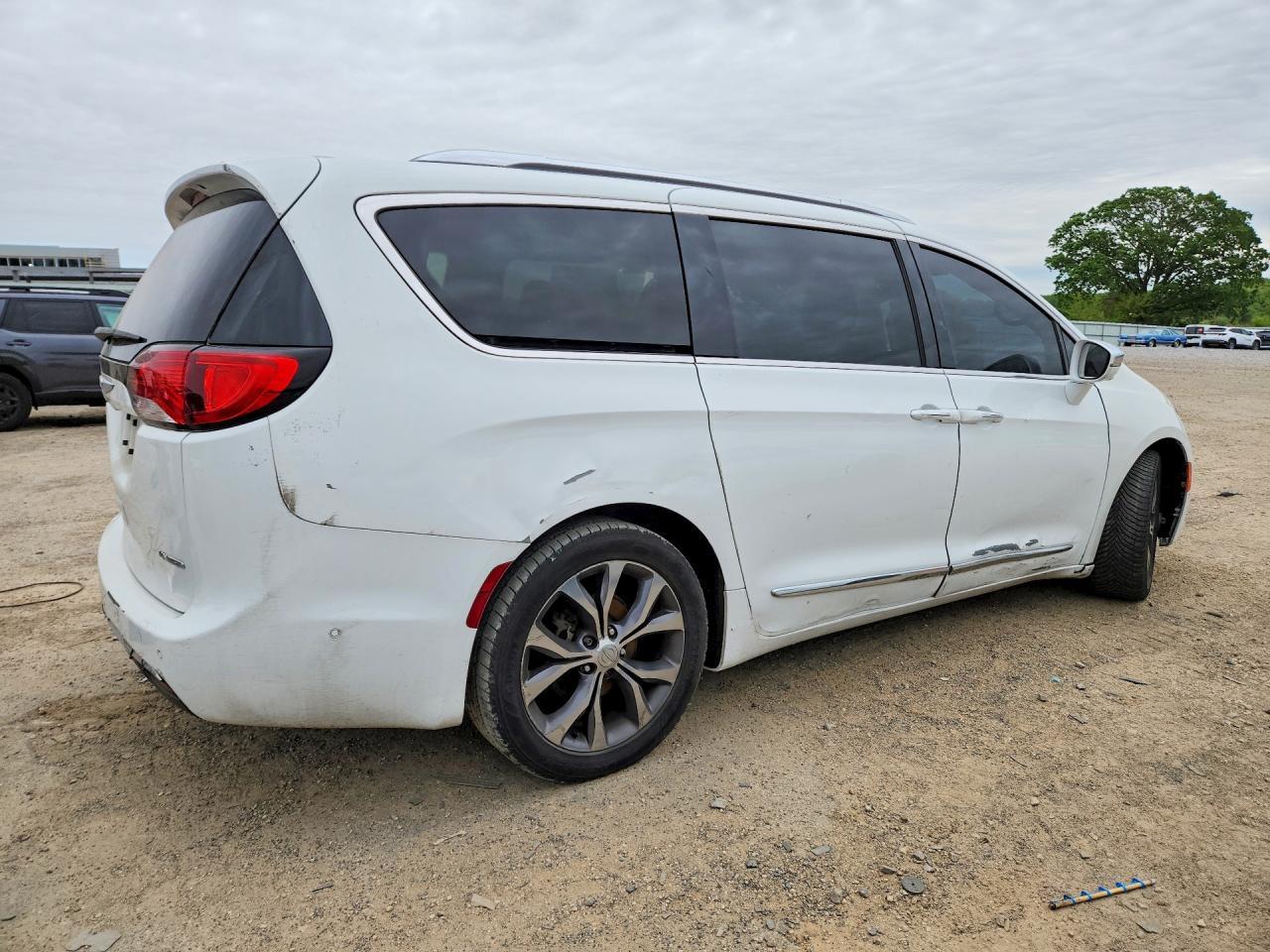 2017 Chrysler Pacifica Limited - Image 3