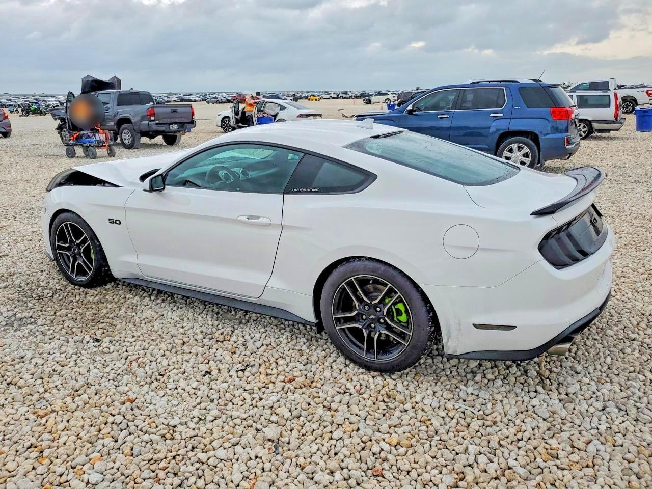2020 Ford Mustang Gt - Фото 2