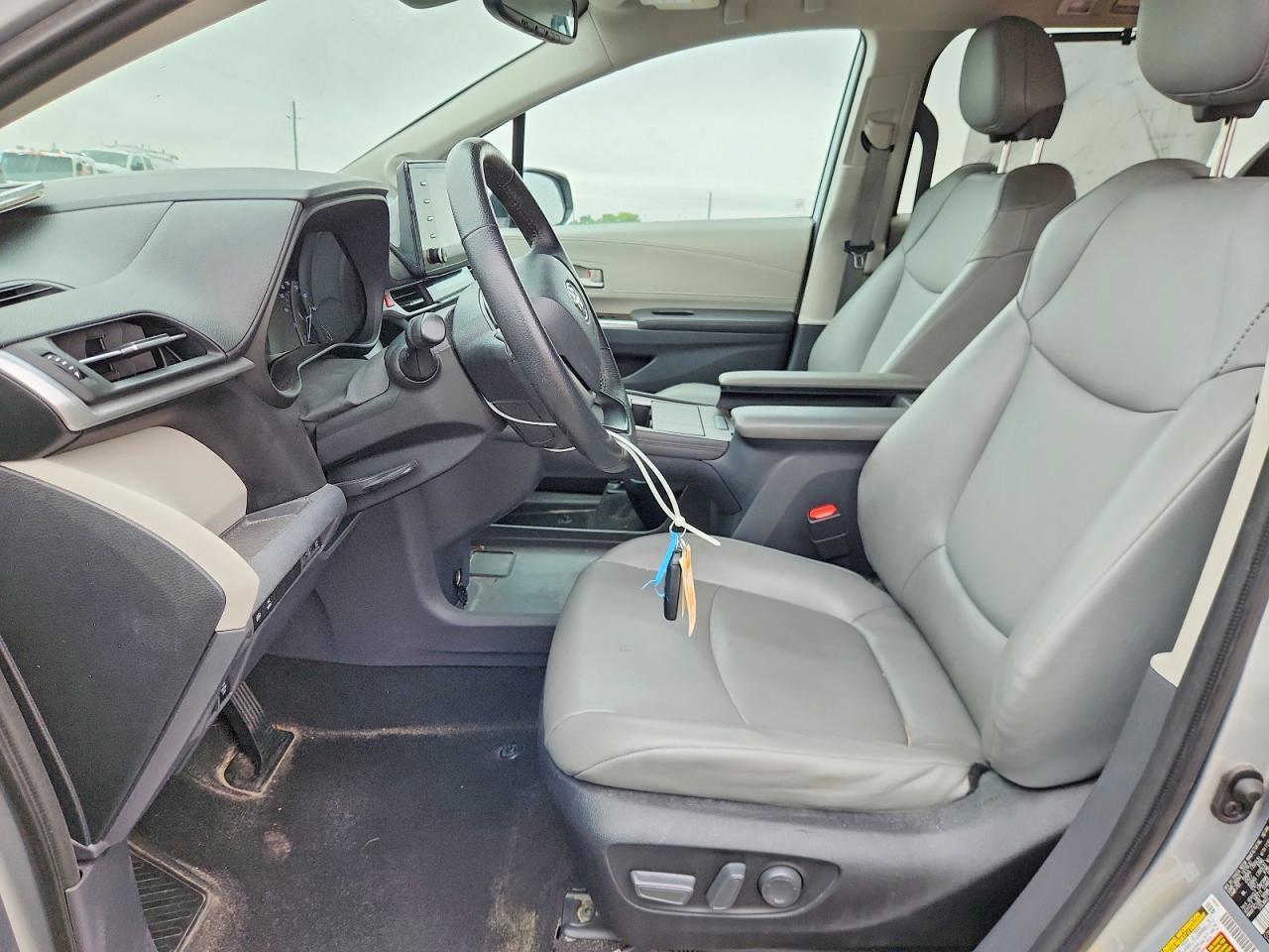 2022 Toyota Sienna Xle - Image 7