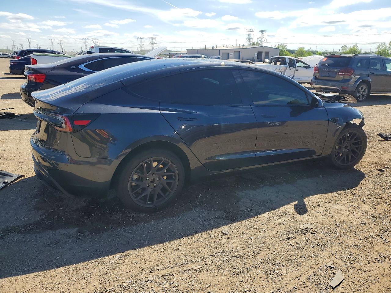 2025 Tesla Model 3 - Фото 3
