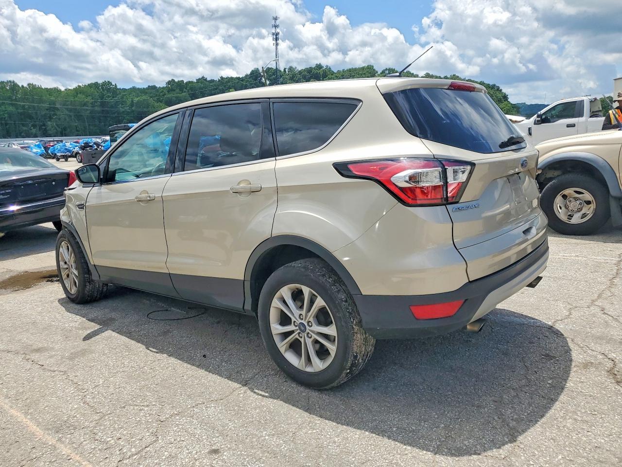 2017 Ford Escape Se - Фото 2