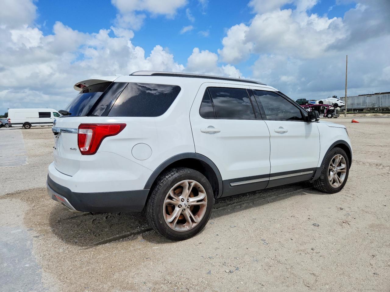 2016 Ford Explorer Xlt - Фото 3