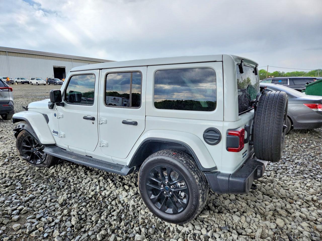 2025 Jeep Wrangler Sahara 4Xe - Image 2
