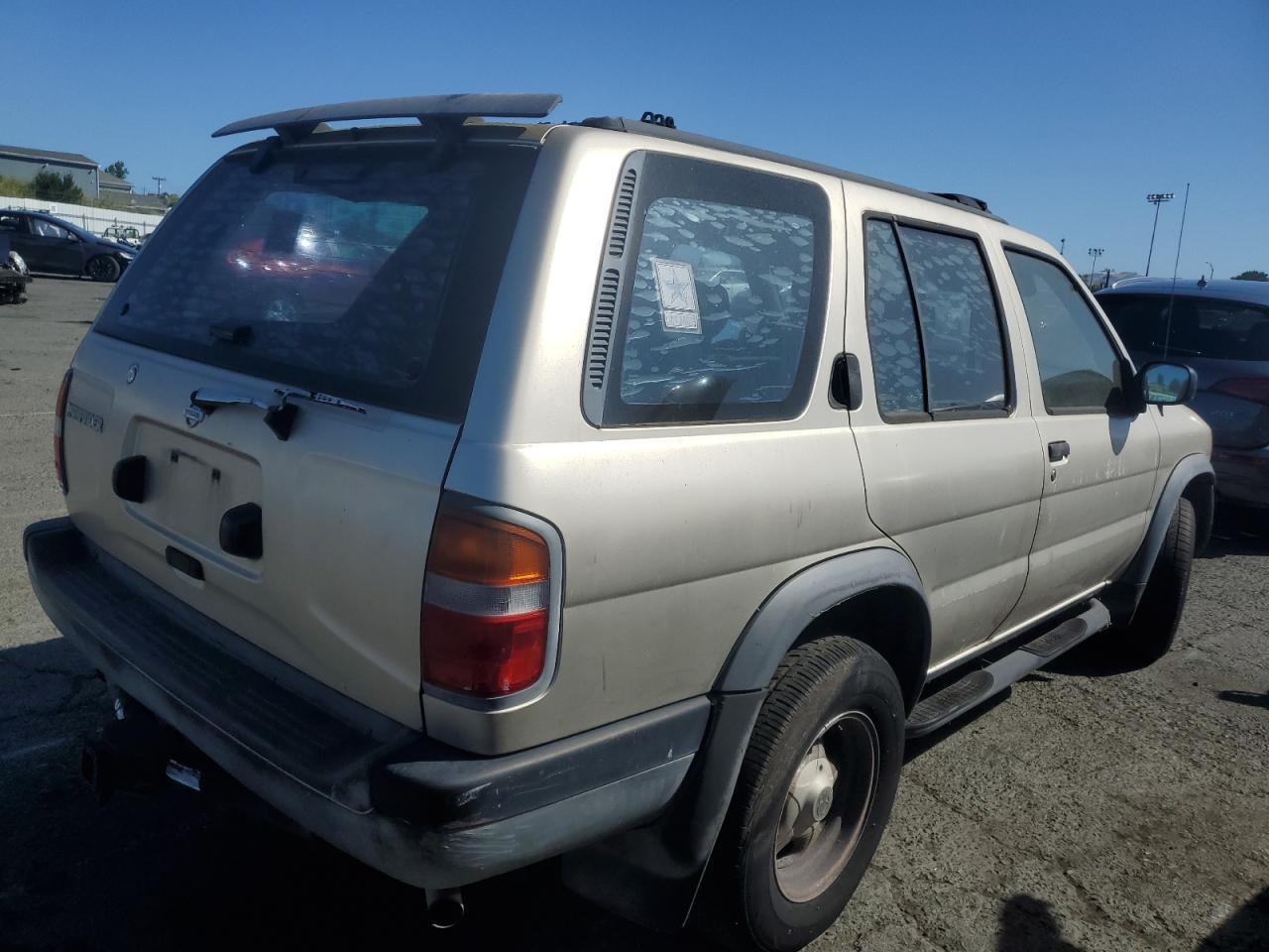 1996 Nissan Pathfinder Xe - Image 3