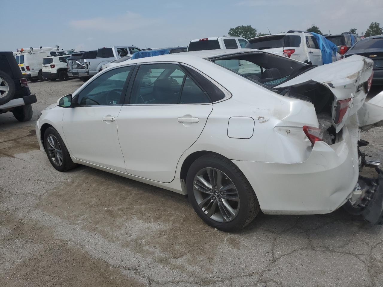 2016 Toyota Camry Le - Фото 2