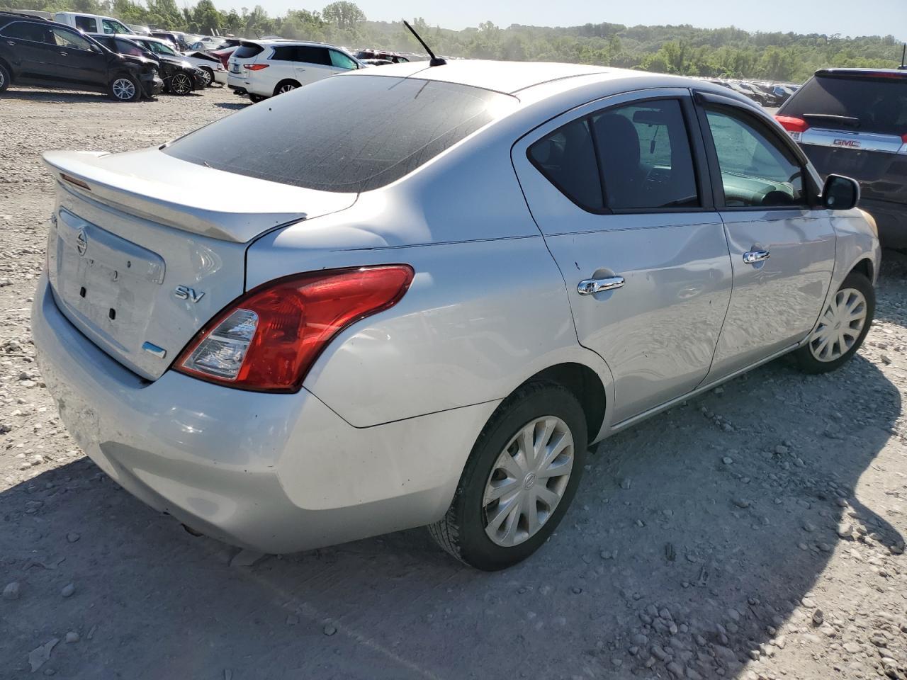 2013 Nissan Versa S - Фото 3