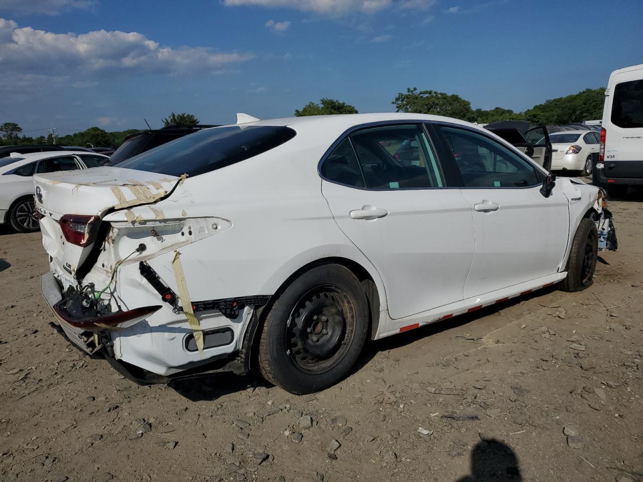 2021 Toyota Camry Hybrid Le - Image 3