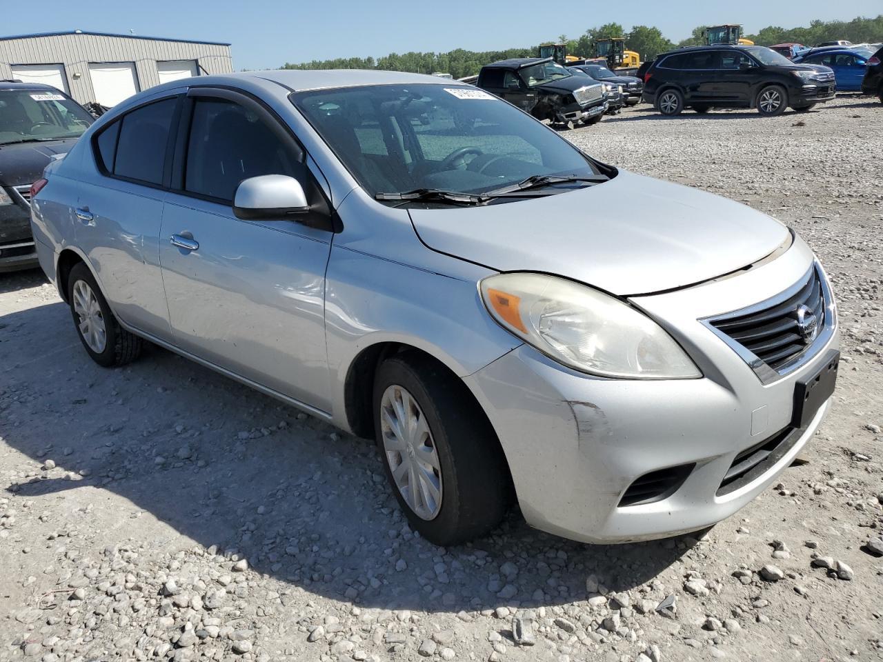 2013 Nissan Versa S - Фото 4