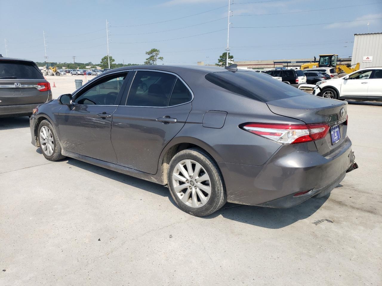 2020 Toyota Camry Le - Фото 2
