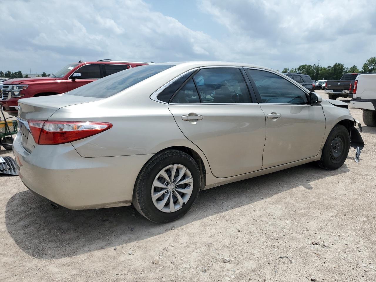2016 Toyota Camry Le - Фото 3