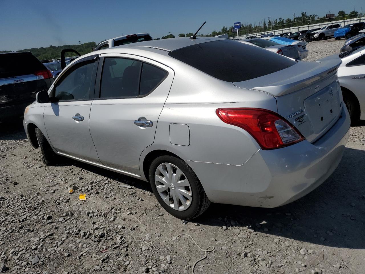 2013 Nissan Versa S - Фото 2
