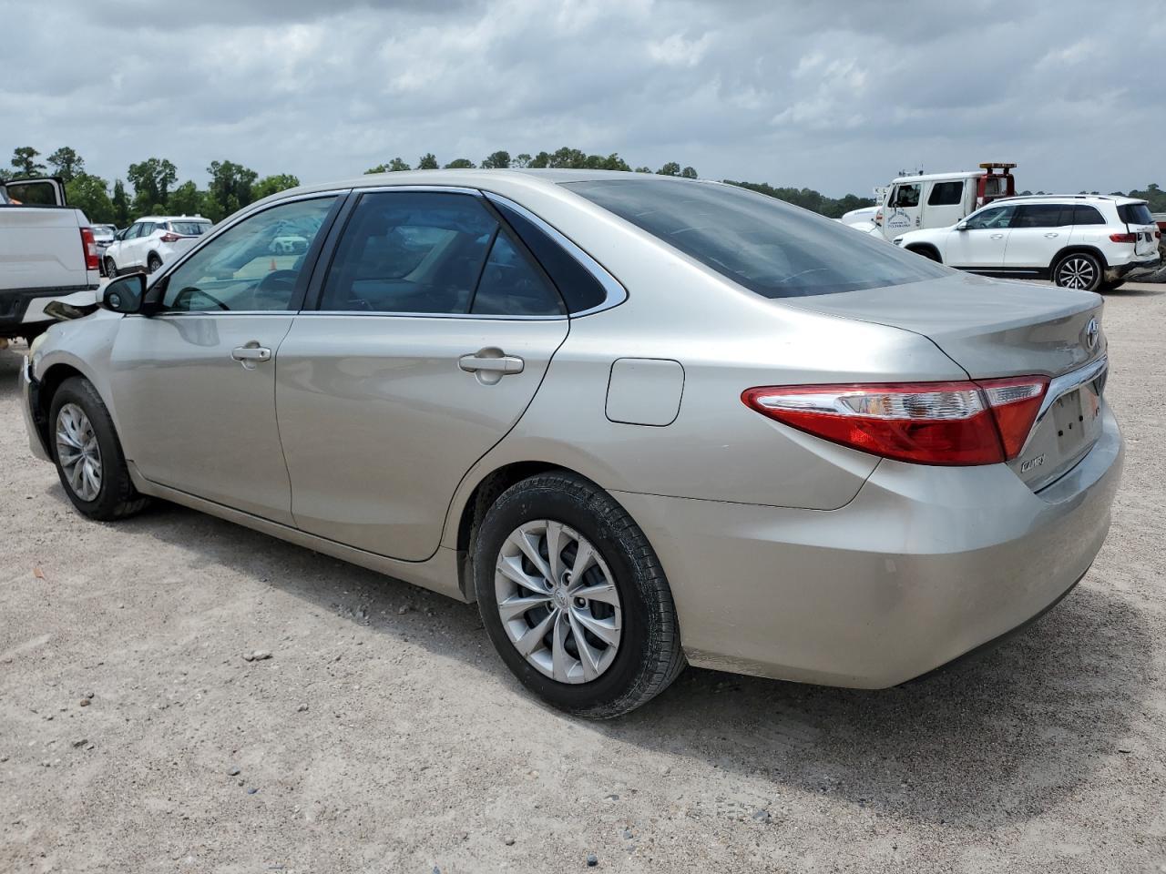 2016 Toyota Camry Le - Фото 2
