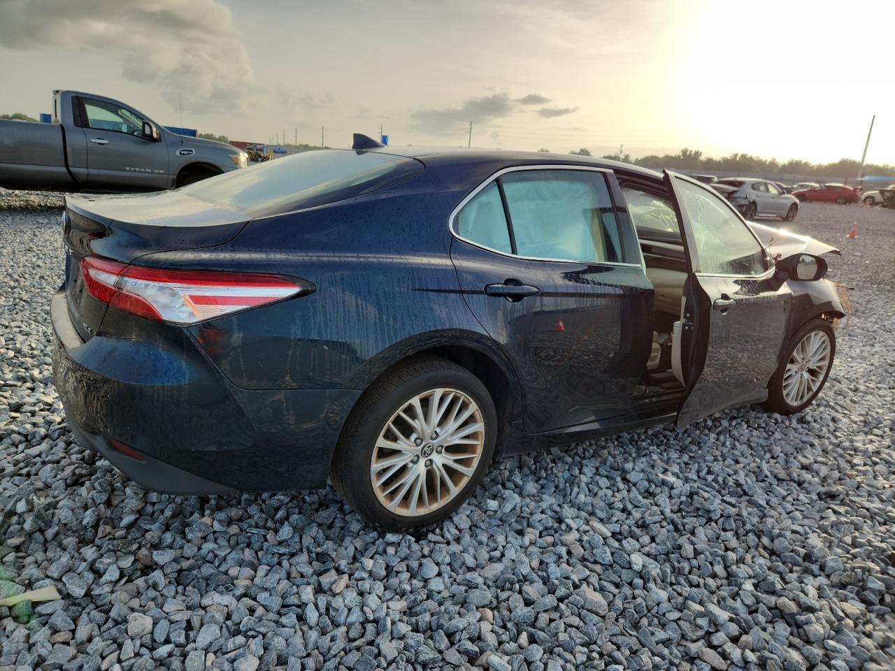 2020 Toyota Camry Xle - Image 3