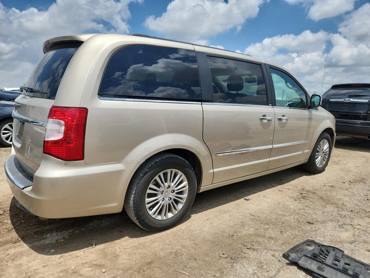 2013 Chrysler Town & Country Touring L - Фото 3
