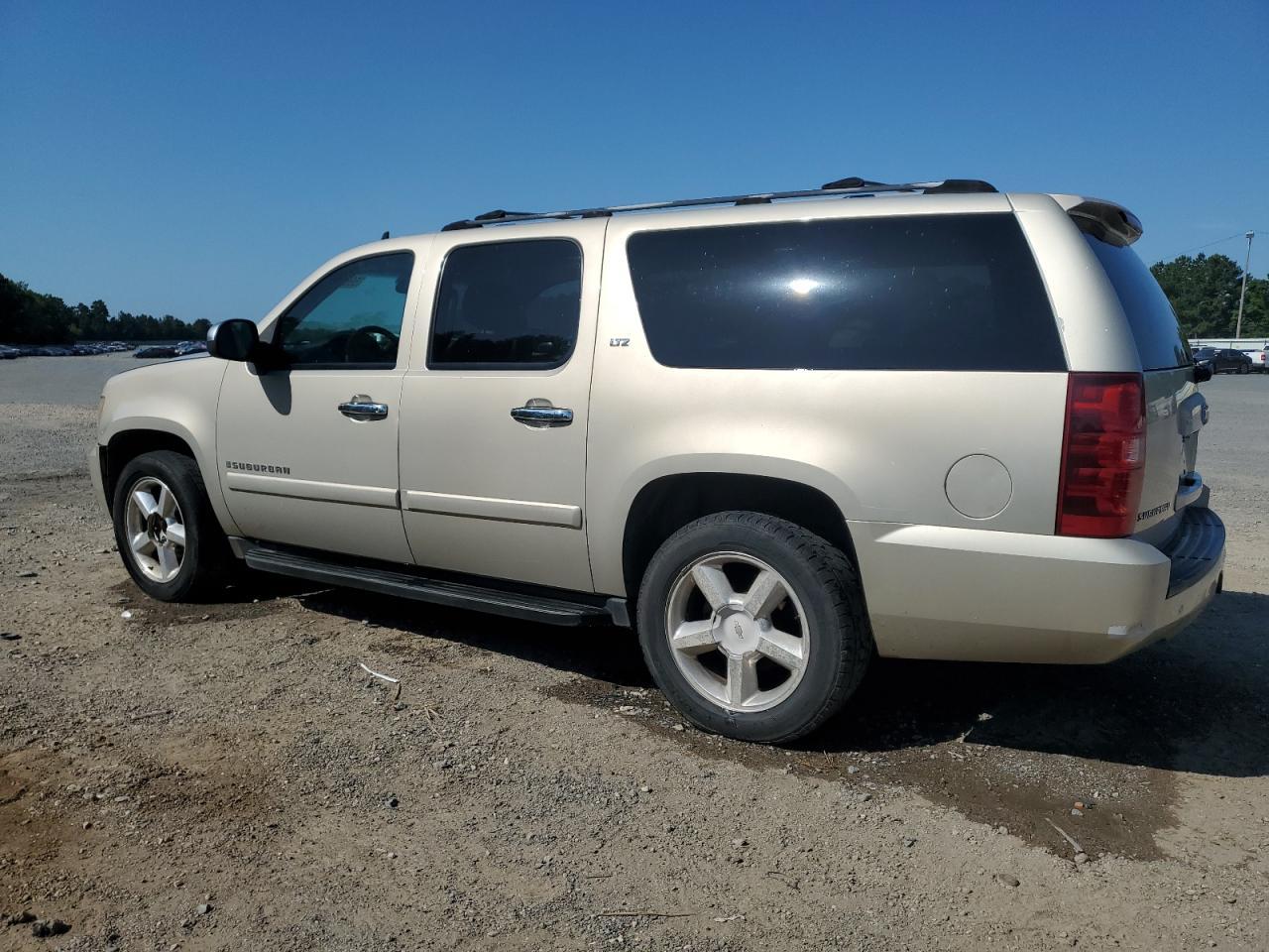 2007 Chevrolet Suburban C1500 - Image 2